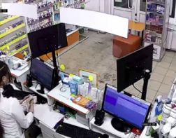 Пензенец, угрожая аптекарю пистолетом, похитил деньги из кассы