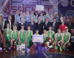 Губернатор поздравил юных баскетболистов