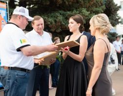 Губернатор Мельниченко наградил лучших выпускников Заречного