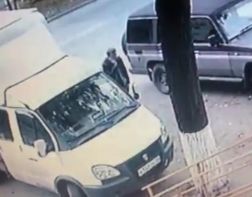 В Пензе неизвестный мужчина украл кошелек из автомобиля. ВИДЕО