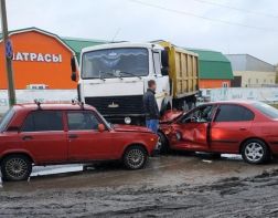 В Пензе произошла массовая авария с участием грузовика.ВИДЕО