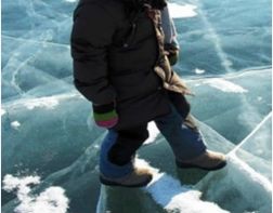 В Пензе дети играют на неокрепшем льду