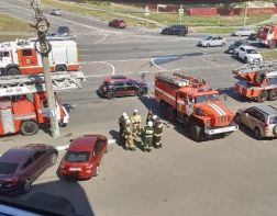 В Пензе к ТЦ “Онежский” подъехали пожарные машины