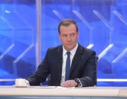 Дмитрий Медведев посоветовал хранить накопления в рублях