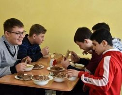 В Пензенских школах детям не докладывают еду