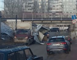 ﻿Под мостом в Арбеково застрял грузовик