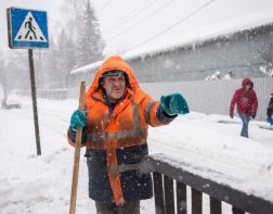 В Пензе экипаж ДПС сопровождает очистку улиц от снега