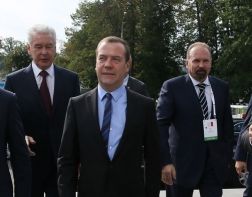 В Спутнике Медведев предложил министрам сыграть в шахматы