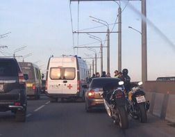 На Сурском мосту столкнулись дорогая иномарка и мотоцикл