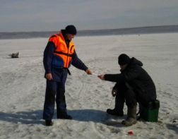 В Пензе спасли провалившегося под лед рыбака