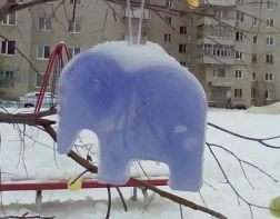 Зареченцы украсили дворы ледяными слонами
