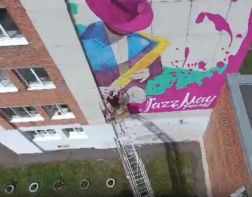 Художник-гаффитист создает картину  в Пензе  ростом в шесть этажей