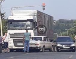 На выезде с Одесской ВАЗ столкнулся с грузовиком﻿