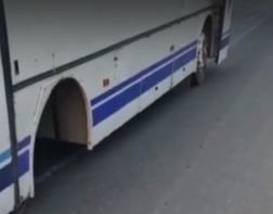 ﻿По дороге из Кузнецка в Пензу у автобуса отвалилось колесо 