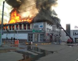 В центре Пензы загорелся торговый центр