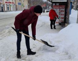 В Пензе студенты вышли на уборку снега