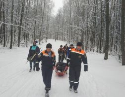 Спасатели вынесли из леса получившего травму лыжника