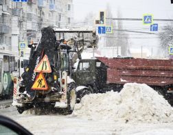 ﻿Соцсети: пензенцы толкали застрявшие в снегу школьный автобус и скорую