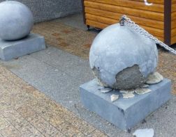 В Пензе на улице Московской осыпаются антитаранные шары