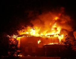 В Пензенской области загорелся деревянный дом