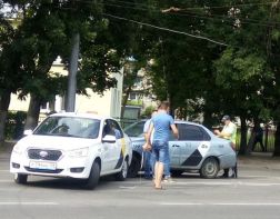 В Пензе произошла массовая авария с участием 2 автомобилей Яндекс.такси