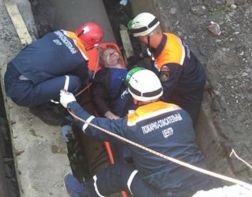 Спасатели достали из котлована упавшего в него мужчину