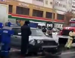 ﻿На улице Антонова столкнулись грузовик и легковушка 