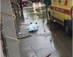 На улице Калинина с крыши дома упал рабочий