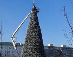 В Пензе главную новогоднюю ёлку начали украшать шарами