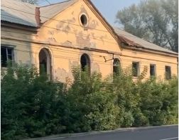 Жителей Заводского района пугает пустой дом