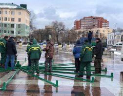 На площади Ленина начали установку главной ёлки