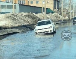 ﻿В Терновке автомобиль провалился в яму с водой 