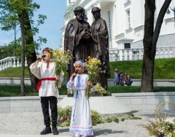 В Пензе торжественно открыли памятник Петру и Февронии
