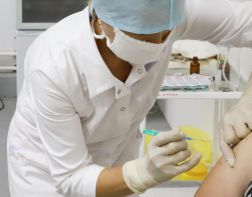 В Пензе медработники начали получать выплаты за вакцинацию