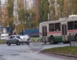 На проспекте Строителей “ГАЗ” столкнулся с троллейбусом