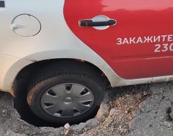 В Пензе на Ладожской такси провалилось колесом в люк