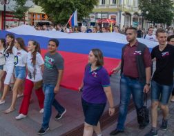 В Пензе флаг России пронесли через всю Московскую