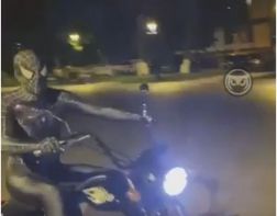 В Пензе Человек-паук прокатился на мотоцикле в сквере «Копилка пословиц»