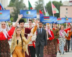Студенты из 45 стран мира приняли участие в параде молодежи в Пензе