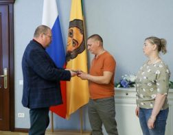 Мельниченко передал орден родителям погибшего на Украине