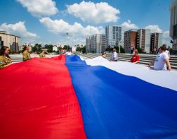 В Пензе на День России развернули огромный триколор