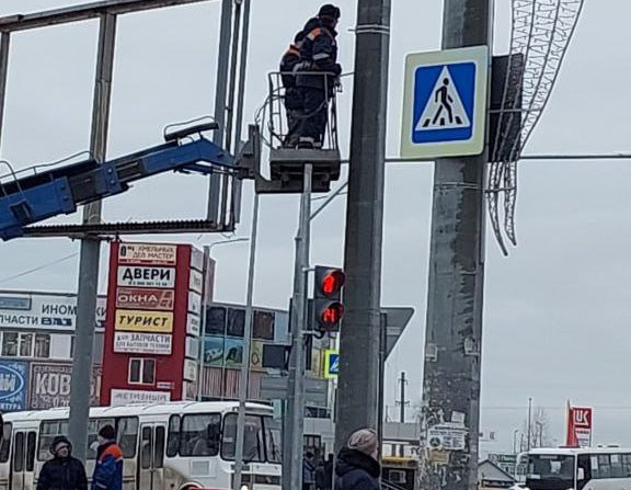 В Терновке светофор перенесли на новый столб