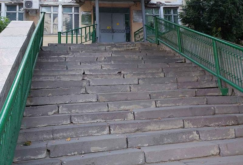 Пензенцы жалуются на состояние лестницы поликлиники №11