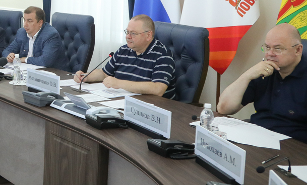 Олег Мельниченко поручил оперативно отвечать на вопросы граждан