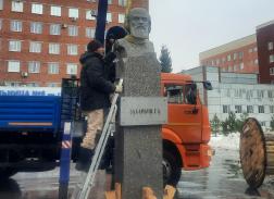 В Пензе на территории больницы №6 перенесли памятник Захарьину